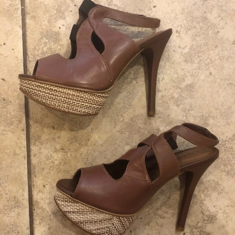 Heels - Beige/pink with Textured Soles